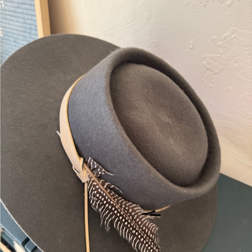 Shyanne Hat with feather - Picture 2 of 3